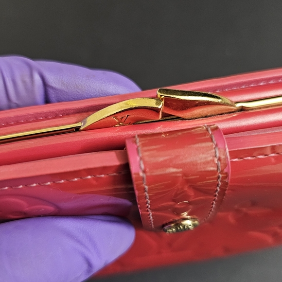 Authentic Louis Vuitton Kisslock Wallet in Pink Vernis 💗 - Picture 13 of 16